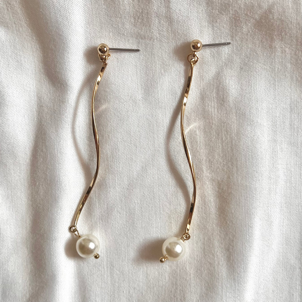 Wavy Pearl Earrings