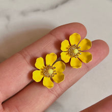 Load image into Gallery viewer, Sunflower Blooms Earrings
